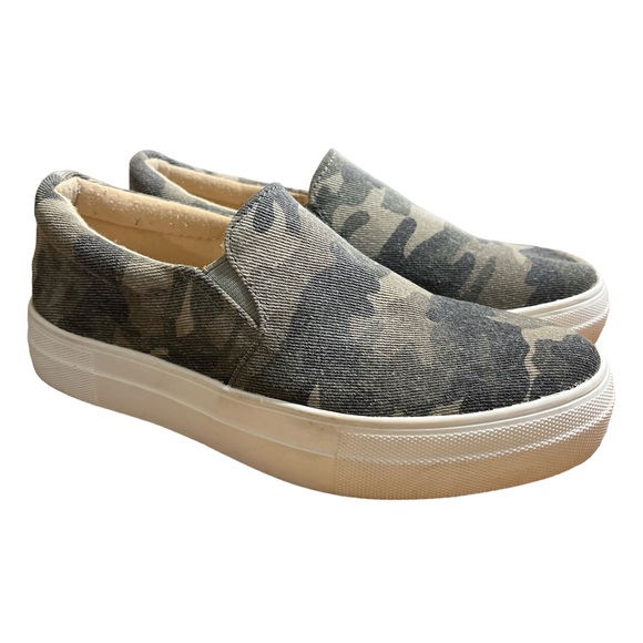 Soda Shoes - Green Camouflage Soda Slip On Shoe ~ Size 6 1/2